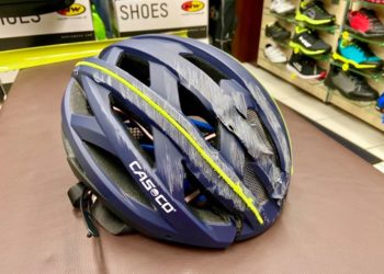 Ezzel a bukóval jött vissza a srác a boltba. Élve